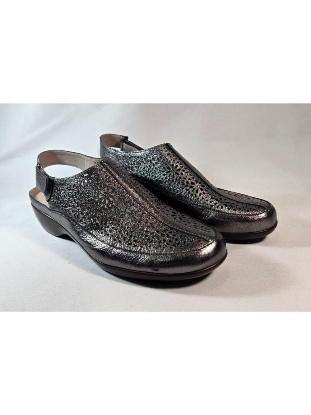 Easy Spirt Slingback Clogs Dawn 9M Metallic Pewter Floral Laser-Cut Low Wedge